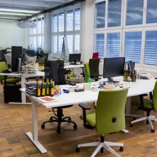 Meble biurowe a produktywność: Jak odpowiednio urządzić przestrzeń pracy, aby zwiększyć efektywność?